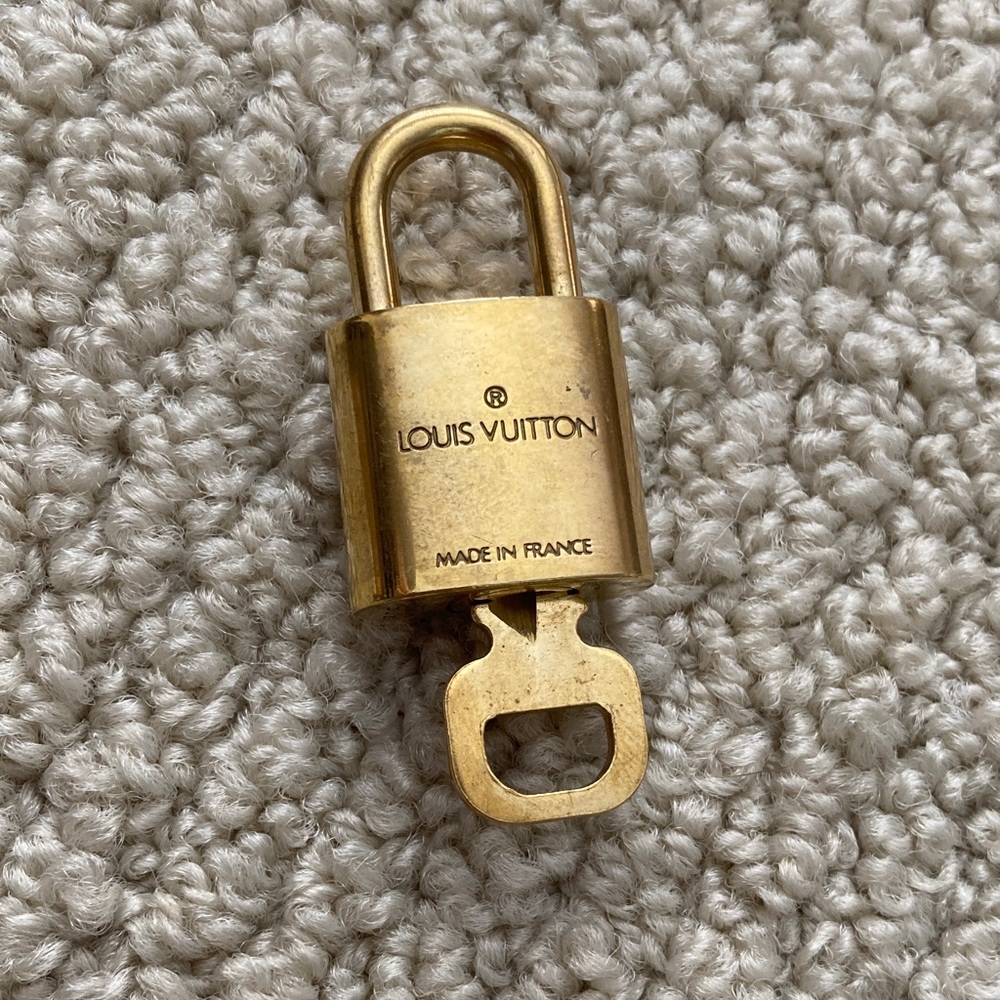 Louis Vuitton Lock and Key Gold Padlock Authentic #305 Like New Luxury - Picture 3 of 7